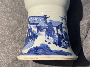 Een Chinese blauw-witte 'gu' vaas met ruiters te paard, Kangxi
